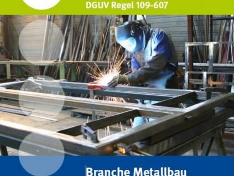 Mann schweißt Stahl mit Schweißhelm, Text DGUV Regel 109-607 Branche Metallbau
