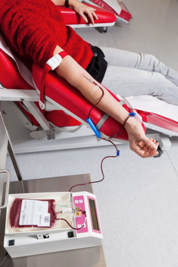 In einem Blutlabor wird beim Blut Spendenblut abgenommen.